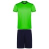 Completo sportivo composto da maglietta e pantaloncino.1.- Maglietta con doppio collo a V bicolore, copri cuciture di rinforzo 
