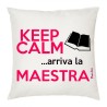 cuscino 40x40cm in Poliestere con scritta Keep Calm ...arriva la Maestra