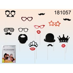 181057 - Accessori su bacchetta per foto di party (baffi, bacio, cappelo, corona, diadema, barba ecc.), set da 17, in sacchetto