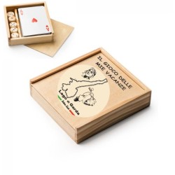 Set di 2 giochi da tavolo: mazzo di carte francese e dadi. Presentato in una scatola di legno con due scomparti e un coperchio 