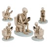 Scheletro su gabinetto, circa 13 x 10 cm in poliresina